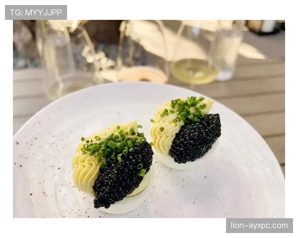 罗纳尔迪尼奥超市推车里堆着鱼子酱和香槟，旁边阿姨只拿一袋面